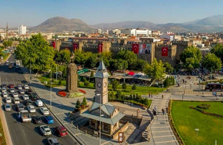 Kadeo Kayseri'de ajansların oynadığı kritik rolün önemini keşfedin, ajansların işletmelere sağladığı desteklerle nasıl ulaşabileceğinizi